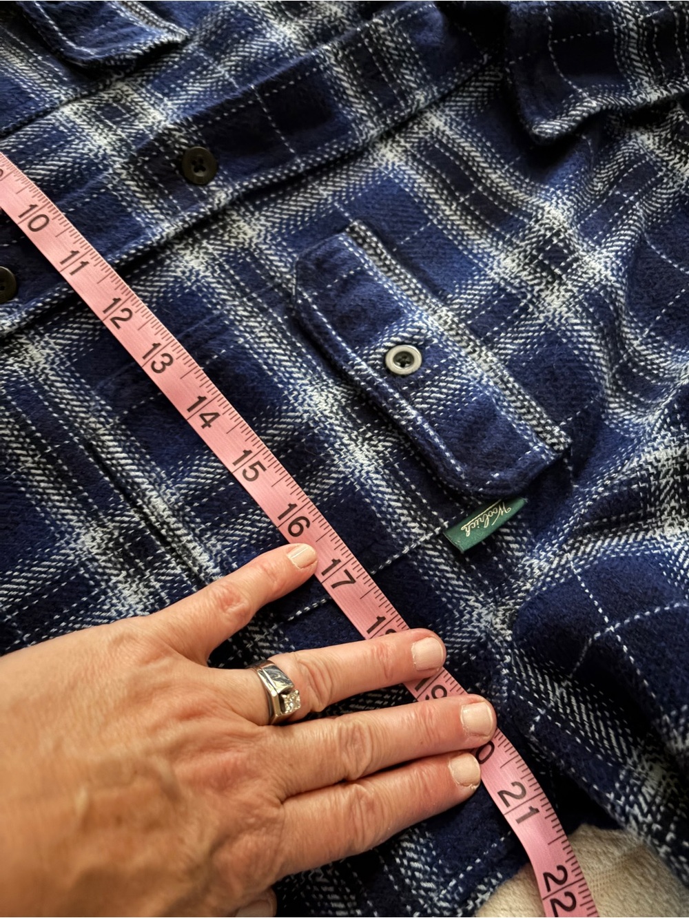 Great condition size M Woolrich men’s Navy and White Plaid Flannel shacket - Picture 6 of 8